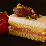 Erdbeer-Buttermilch-Schnitte mit Schoko-Mousse-Nockerl