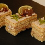 Mandel-Nougat-Schnitte mit Limettenscheiben