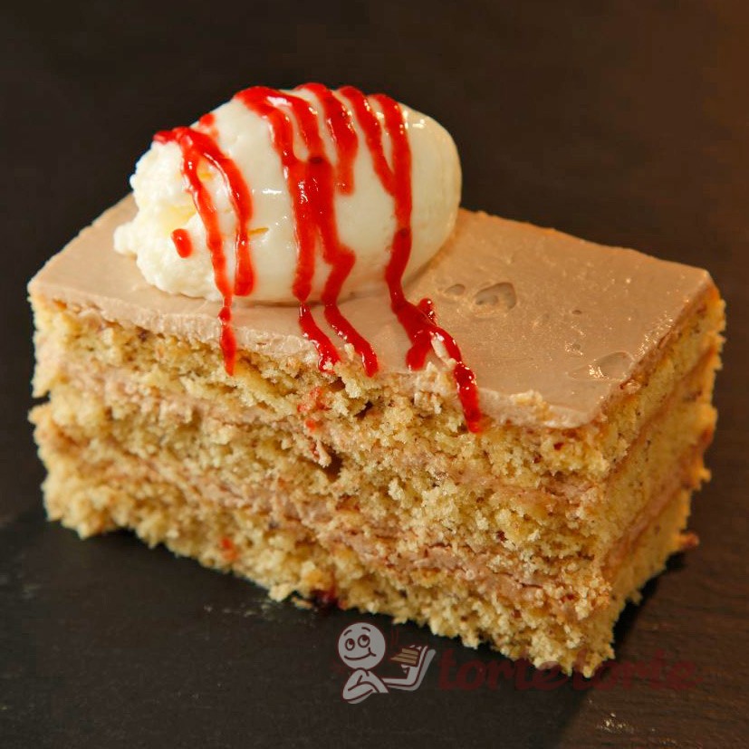 Mandel-Nougat-Schnitte mit Topfennockerl und Erdbeersauce | Torte Torte