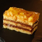 Schoko-Biskuit-Schnitte mit karamelisierten Apfelstücken