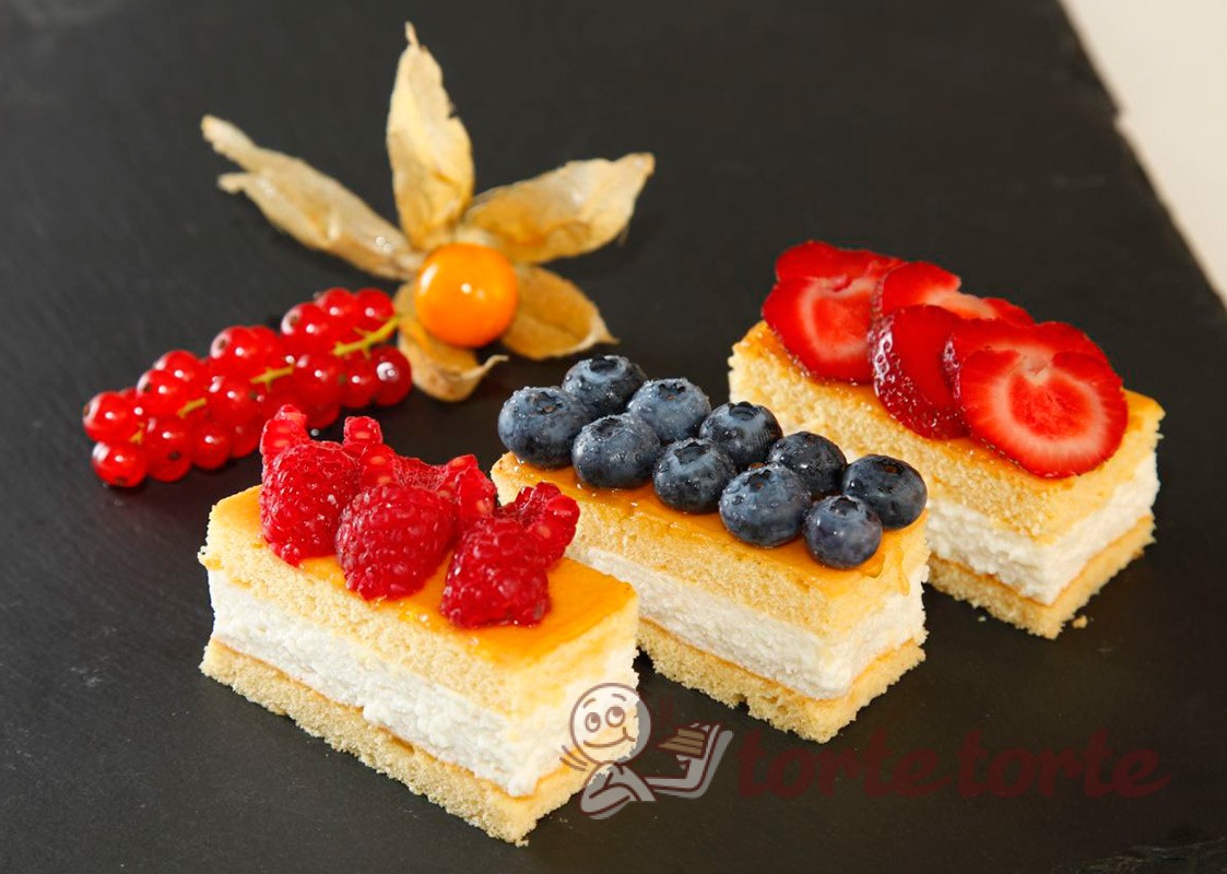 Topfenschnitte mit frischen Früchten | Torte Torte